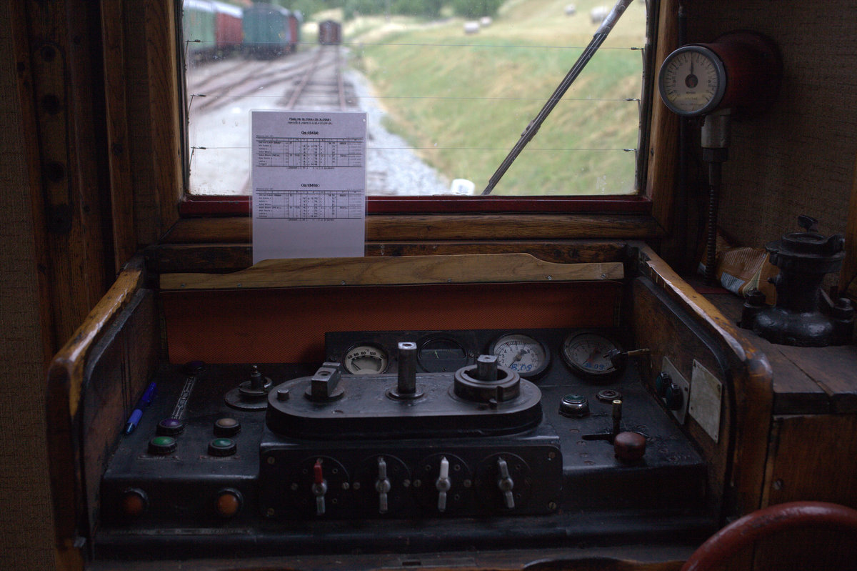 Hinterer Führestand im TW der BR 131, es befindet sich im Drängelraum und ist somit öffentlich zugängig. M131 1133 kurz vor der Abfahrt nach Usti in Zubrnice. 23.06.2018 14:49 Uhr.