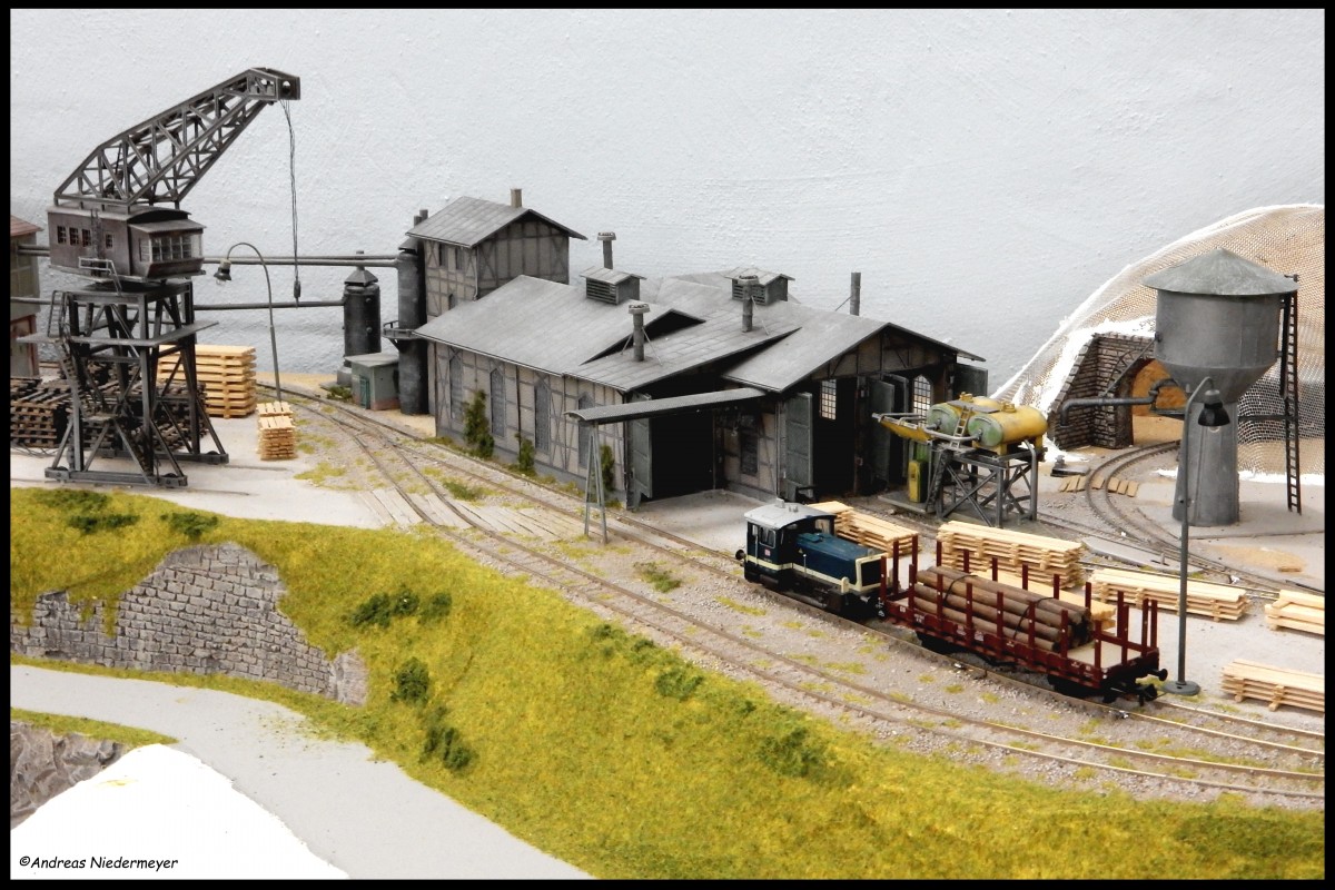 Hinterer Teil der Gleichstromanlage, noch im Bau. Die Köf ist schon per Pendelbetrieb unterwegs, demnächst fährt dann auch die H0e-Bahn (Holle-Bahn in Hessisch-Lichtenau am 24.01.2016).