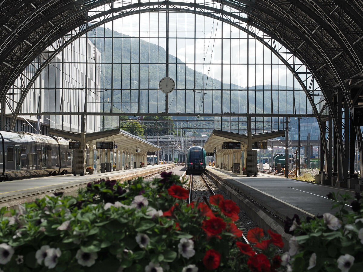 Hinterherfotografiert wurde einem abfahrenden Flirt auf der Linie R40 nach Myrdal durch die Bahnhofshalle Bergen. Die Uhr in der Bahnhofshalle war außer Betrieb.
Es handelte sich dabei um Zug 75165.

Bergen, der 29.07.2023