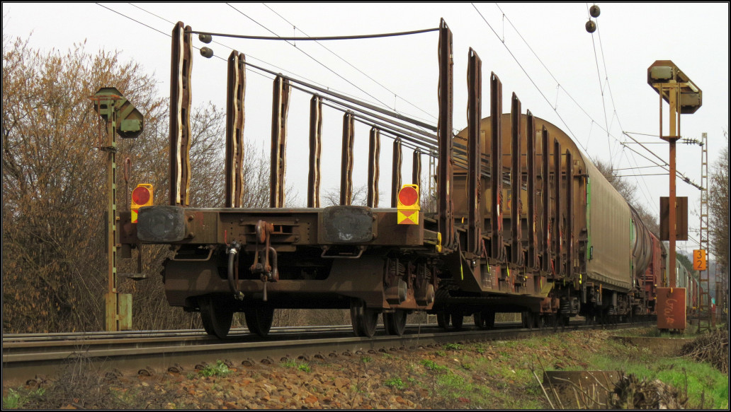 Hinterhergeschaut! Ein gemischter Güterzug bei seiner Fahrt downtown nach Aachen West am 02.April 2016 auf der Montzenroute unweit von Aachen. Als Stimmungsbild festgehalten.