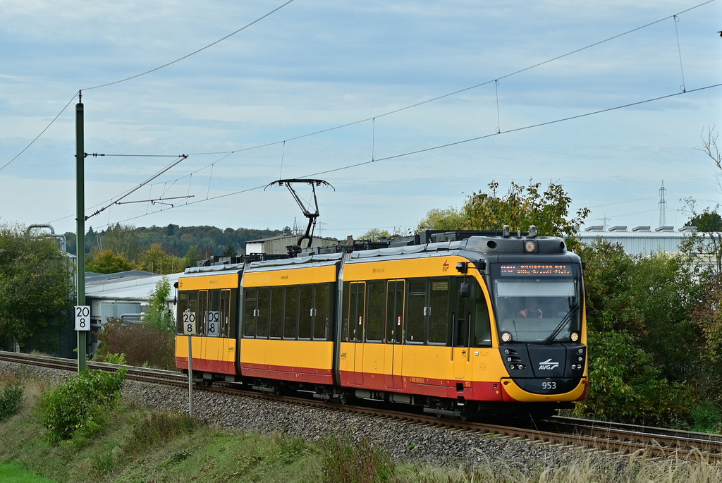 Hinterm Bahnhof Grombach ist der AVG 953 am Sonntagmittag als S42 nach Heilbronn Willy-Brandt-Platz fahrernd von mir abgelichtet worden, der nächste Halt ist Bad Rappenau. 23.10.2022