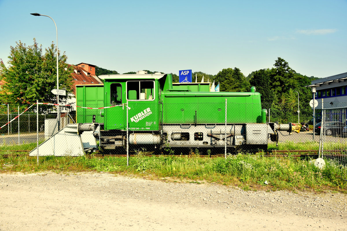 Hinterm Betriebszaun am Prellbock steht die Köf der Firma Kübler Transporte in Mosbach.
Es handelt sich um die Köf mit der NVR Nr. 9250 3332 240-1 D-PBE.
Im Seitenfenster hängt der Eigentümer und Einsatzstellenweis als auch der Heimatbahnhof.28.8.2017