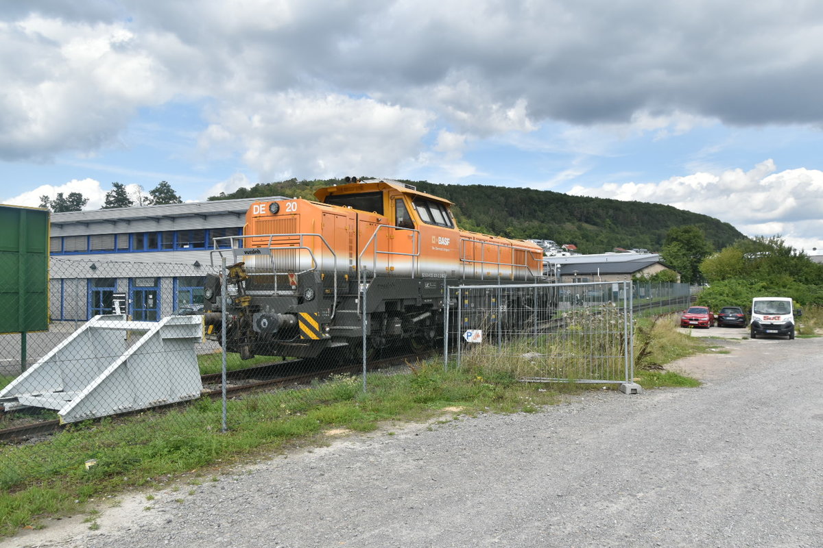 Hinterm Zaun im Gmeindergelände in Mosbach steht die Vossloh DE 20 mit der NVR-Nr. 92 80 4125 001-2 D-BASF. Dienstag den 13.8.2019