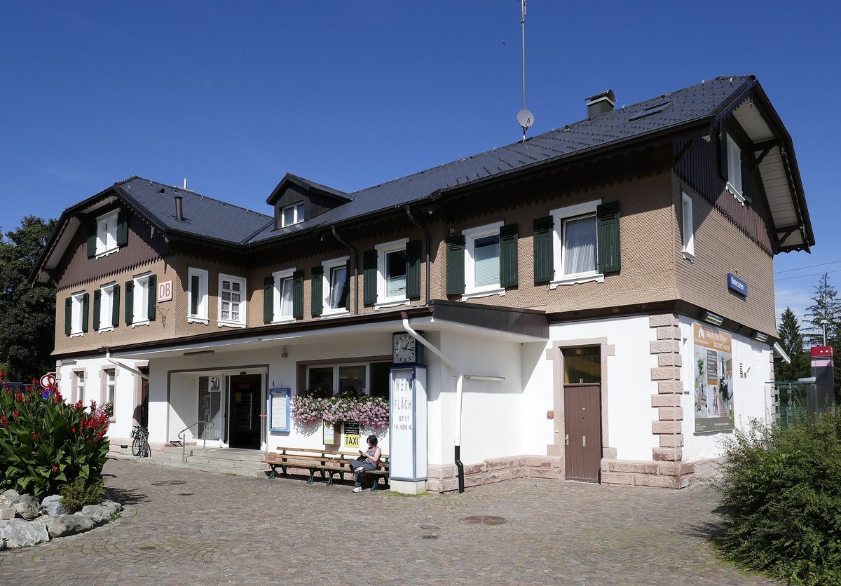 Hinterzarten im Schwarzwald, der Bahnhof an der Höllentalbahn, von der Straßenseite, Sept.2019