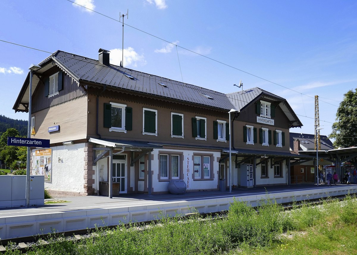 Hinterzarten im Schwarzwald, der Bahnhof von der Gleisseite, mit 885m ü.M. der höchstgelegene Bahnhof an der Höllentalbahn, Sept.2019