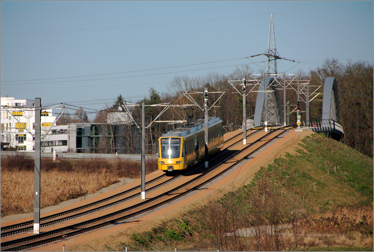 Hinunter geht es - 

Ein Stadler Tango auf der Stuttgarter U6 während der Talfahrt herunter von der Brücke über die Autobahn beim Stadtteil Fasanenhof.

27.02.2022 (M)