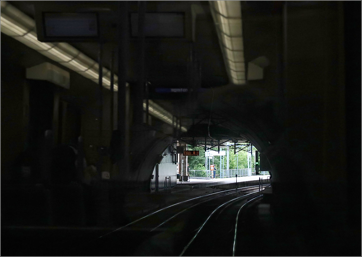 Hinunter in den Stuttgarter Talkessel - 

... mit einer Stadtbahn der Linie U6. Nach der unterirdischen Station 'Degerloch' führt der Tunnel mit ungefähr 5 % nach unten. Vor der am Tunnelende liegenden Haltestelle 'Weinsteige' gibt es ein langer gerade Abschnitt, der auf das Tunnelende zuläuft. Übrigens ist der Verlauf diese Tunnels in Openstreetmaps völlig falsch eingezeichnet.

Die Stadtbahn rauscht dem Licht am Ende des Tunnels zu während sich der Innenraum schemenhaft im Dunkel des Tunnels spiegelt.

08.08.2021 (M)