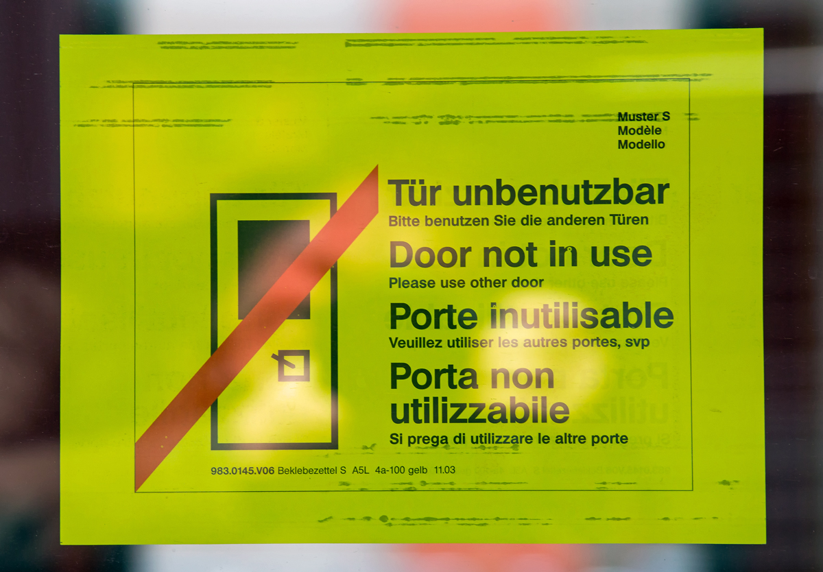 Hinweis auf eine defekte Tür beim Talent 2, der in Neubrandenburg am Bahnsteig steht. - 07.05.2015