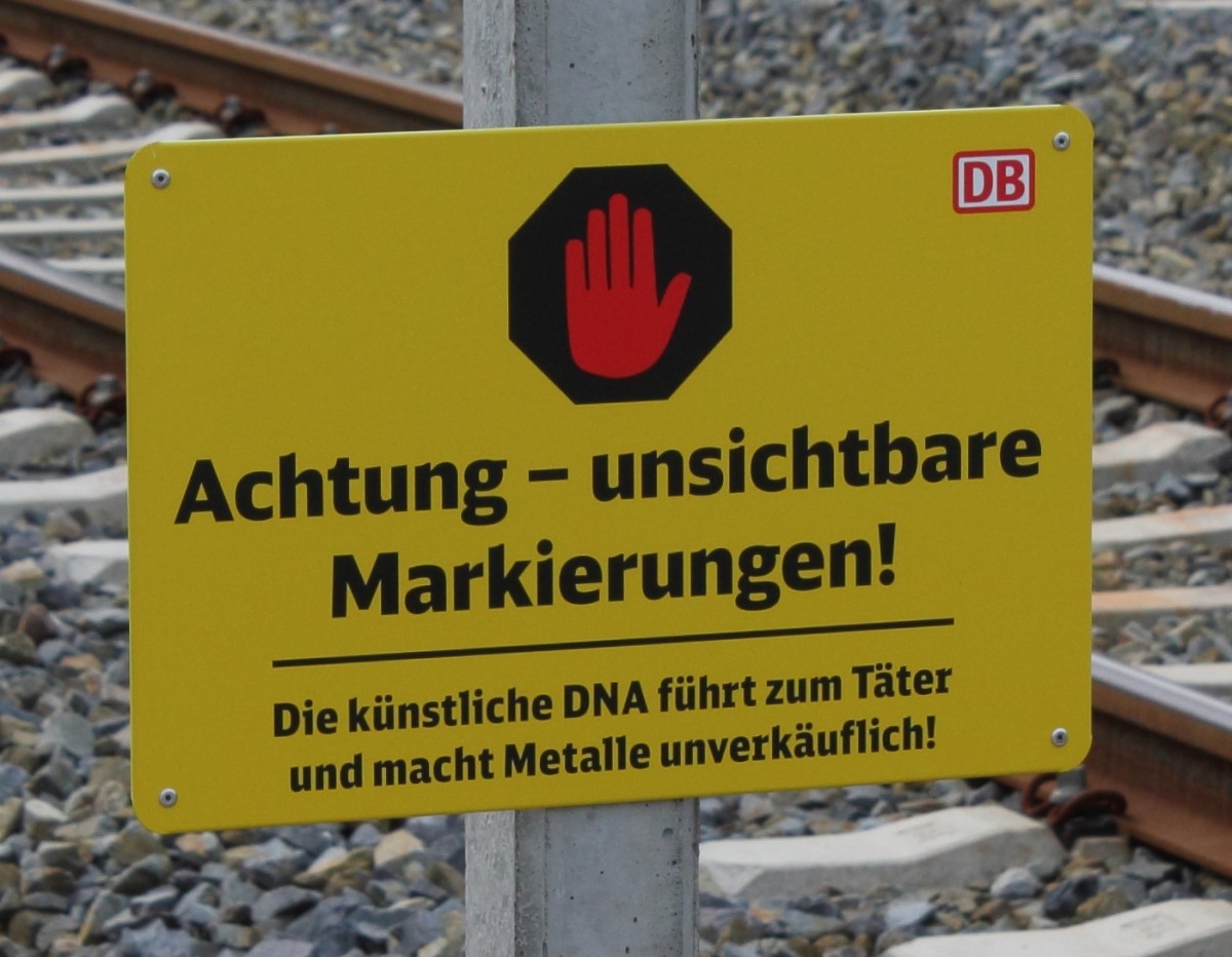 Hinweisschild auf knstliche DNA im Kampf gegen Metalldiebe, so gesehen in Nassenheide am 09.08.2013.