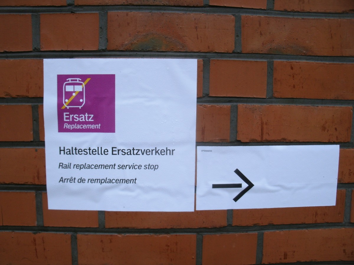 Hinweisschild zum Schienenersatzverkehr am Bahnhof in Bergen/Rgen am 16.November 2013.