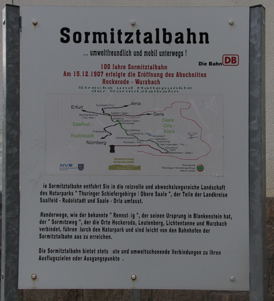 Hinweistafel auf die Sormitztalbahn im  Spitzkehrenbahnhof  Wurzbach/Thringen.