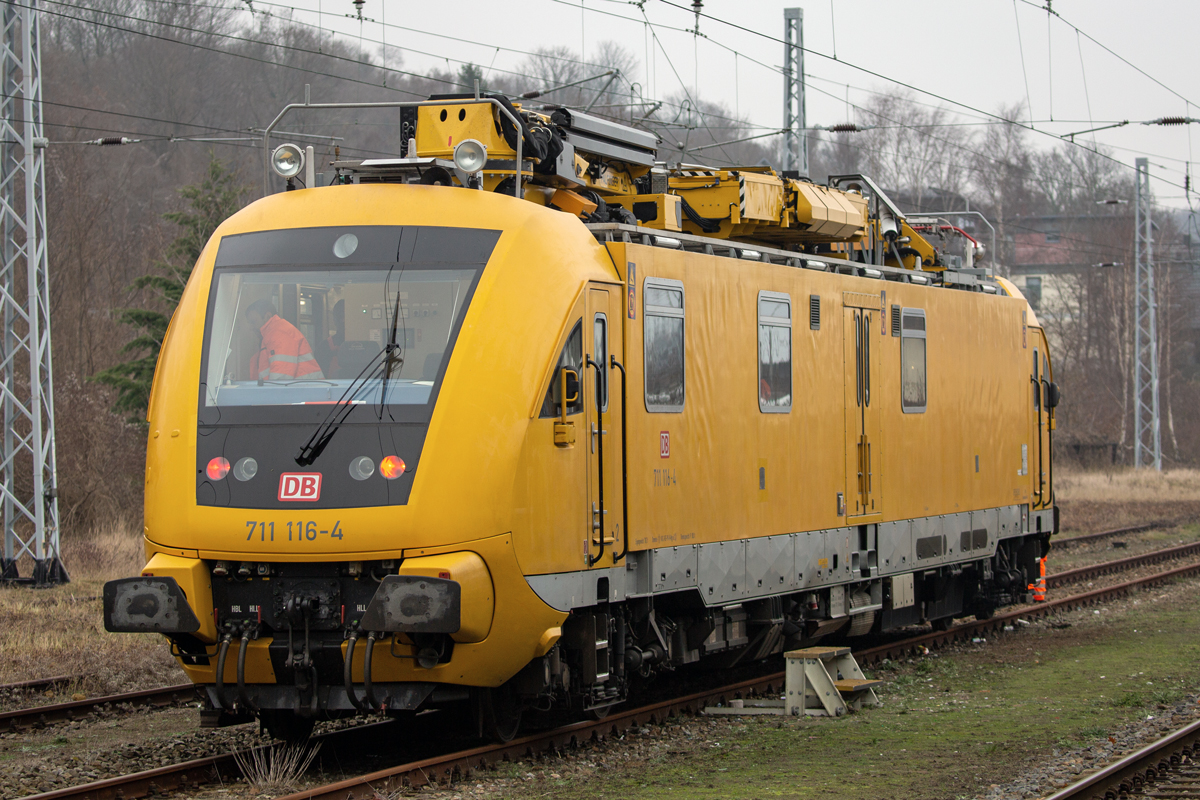 HIOB (Hubarbeitsbühnen-Instandhaltungsfahrzeug für Oberleitungsanlagen) 711 116 von Grimmen kommend auf Gleis 2 in Sassnitz. - 04.12.2019
