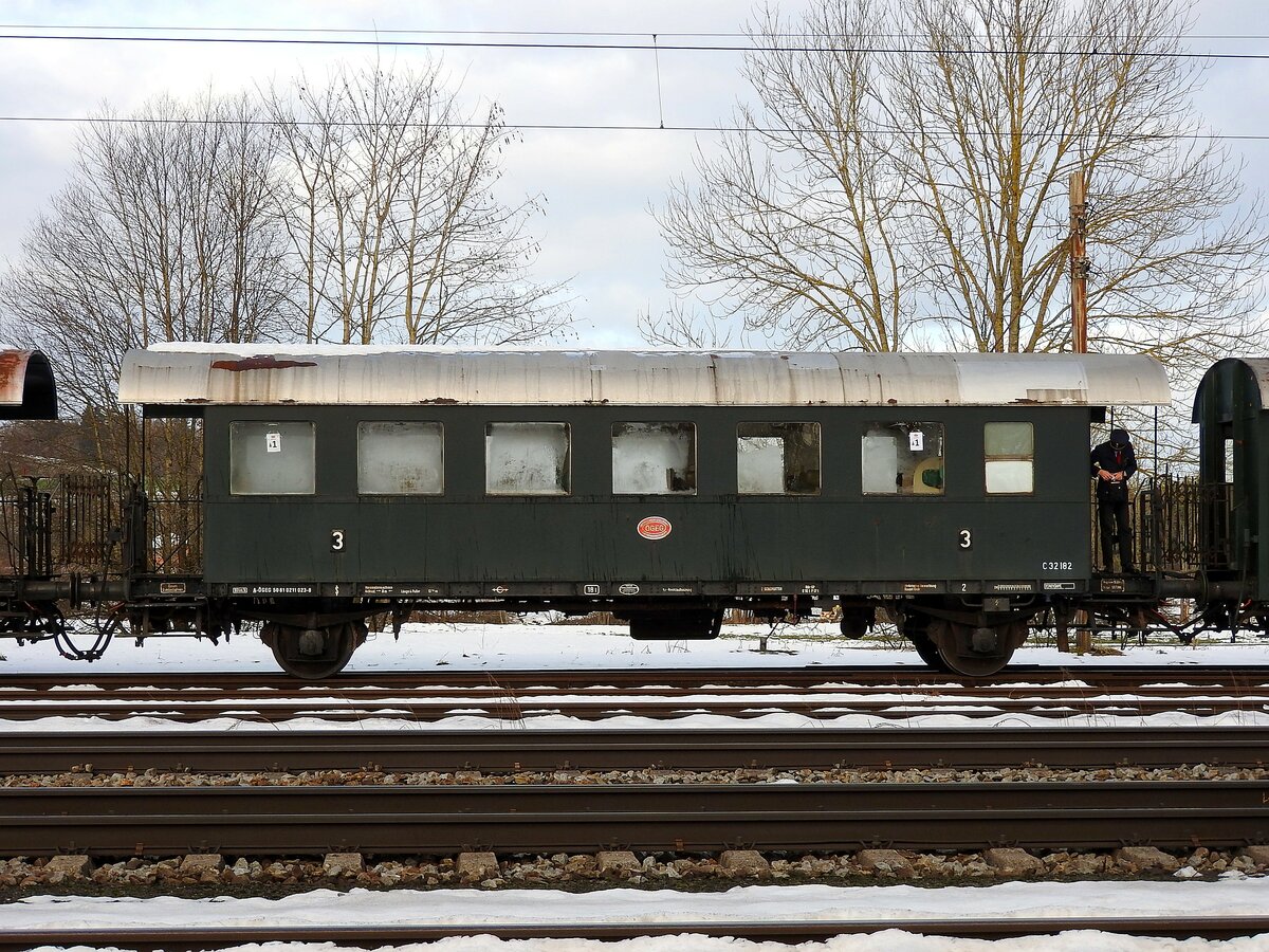 Histor. Personenwagen 3.Klasse (C32 182; 50 81 0211 023-8 A-GEG) incl. Zugpersonal anlsslich einer Sonderzugveranstaltung in Timelkam; 231210