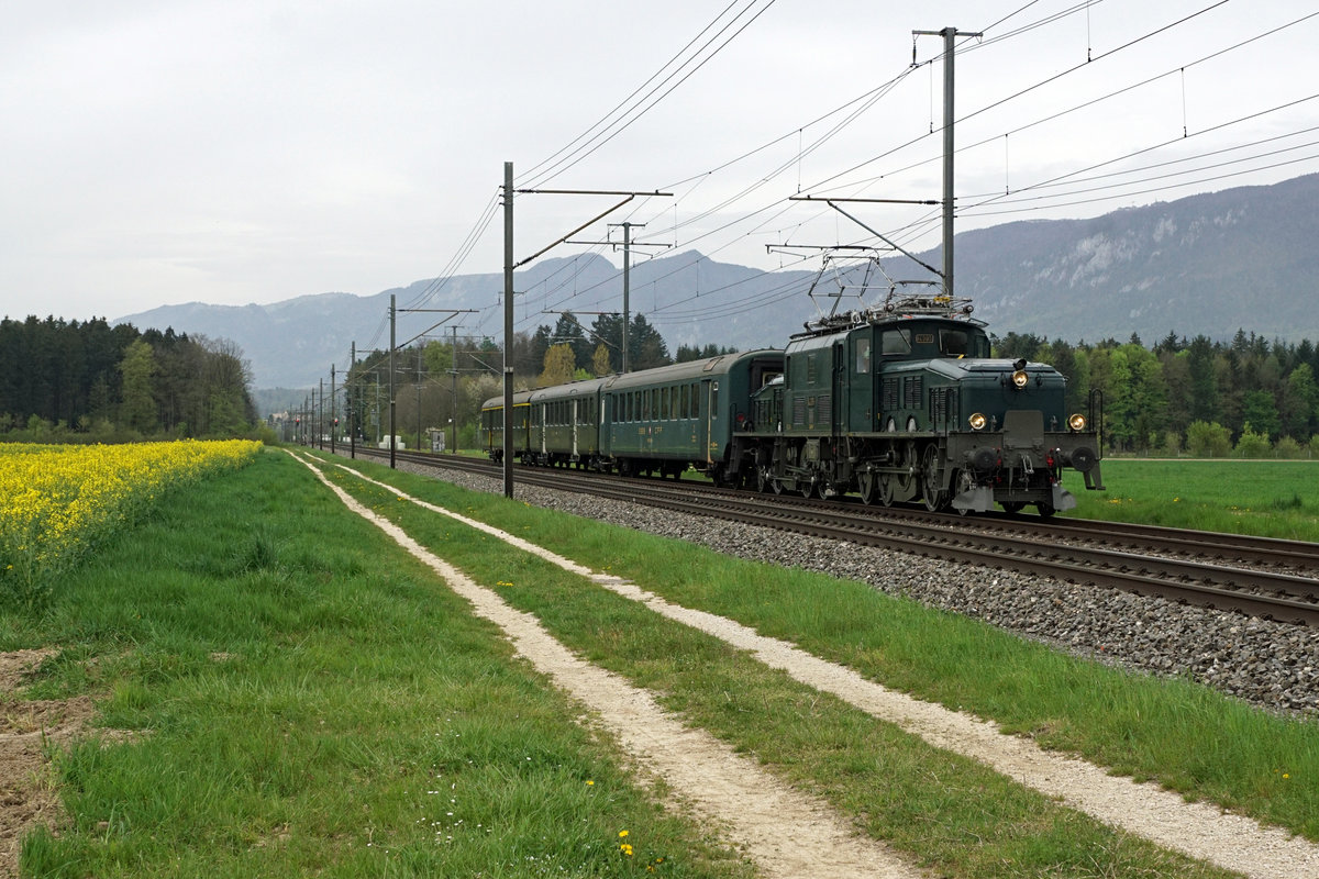 Historic-Pensioniertenfahrt Bern.
Sonderfahrt von SBB HISTORIC mit dem Krokodil Ce 6/8 II 14305 + A 2251 + B 5560 + EW I B  von Mikado bei Deitingen unterwegs am 23. April 2019.
Foto: Walter Ruetsch