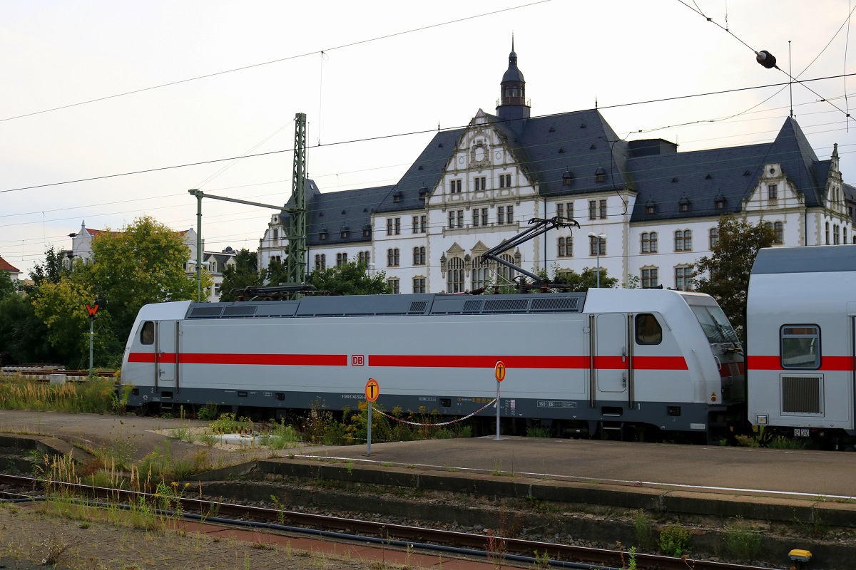 Historie trifft auf Moderne: 146 560-8 DB als verspäteter IC 2049 (Linie 55) von Dortmund Hbf nach Dresden Hbf verlässt Halle(Saale)Hbf auf Gleis 1 - dahinter thront das einst bedeutende Gebäude der Reichsbahndirektion Halle, das heute weiterhin genutzt wird. [26.8.2017 - 17:00 Uhr]
