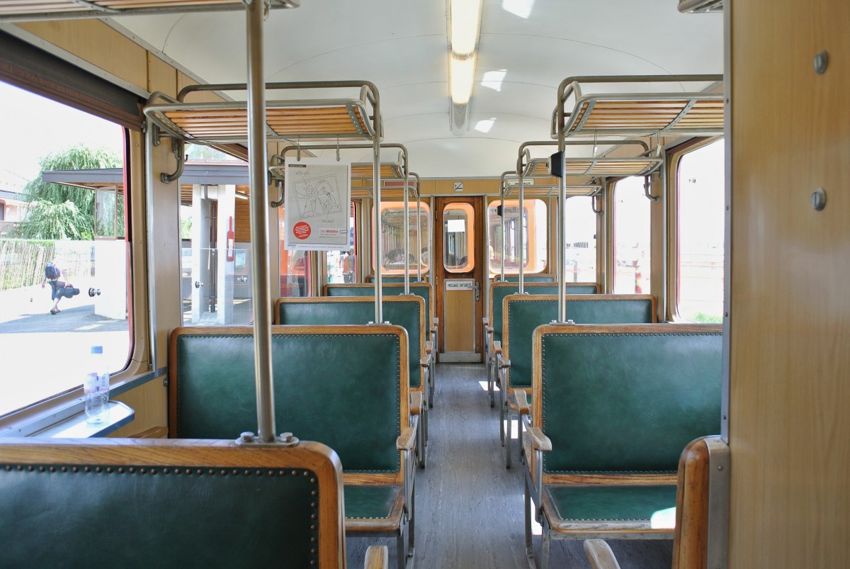 Historisch anmutend sehen die alten Mitteleinstiegswagen ex. BD ex. BTI B 341 + 342 (heute NStCM) innen aus; 23.07.2015.