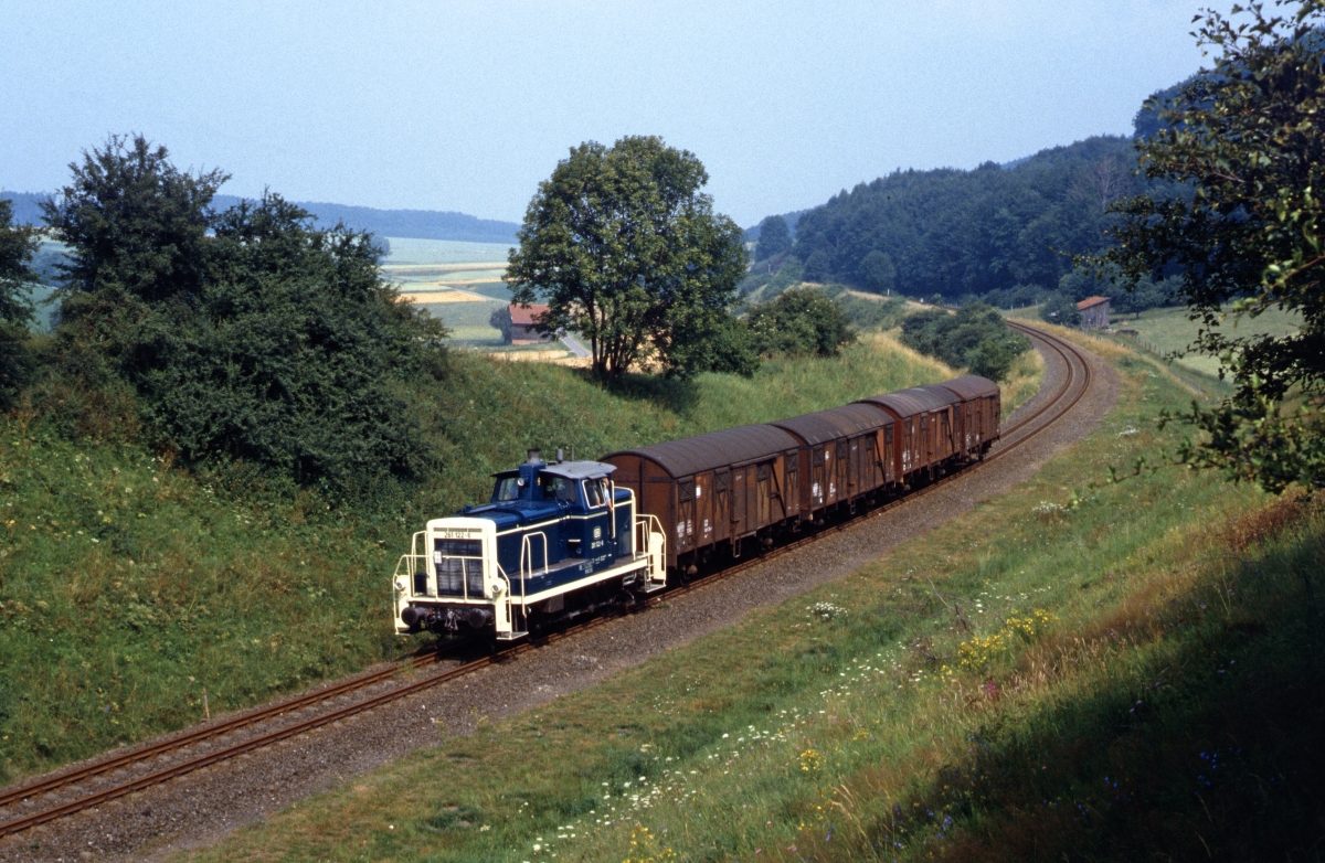 Historisch gesehen ist die Strecke Hannoversch Münden - Dransfeld - Göttingen auch ein Teil der klassischen Nord-Süd-Verbindung, auch wenn sie nach Elektrifizierung der Strecke über Eichenberg schlagartig an Bedeutung verlor. Am 16.7.1986 bedient 261 122 (damals noch nicht zur  Kleinlok  361 122 degradiert) mit ihrer Übergabe noch das Reststück Hannoversch Münden - Dransfeld, hier auf der Rückfahrt bei Oberscheden. 