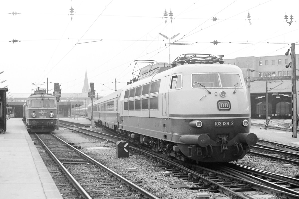 Historisch in Schwarzweiß: DB 103 139-2 mit TEE 26, Wien Westbf., 02.09.1976