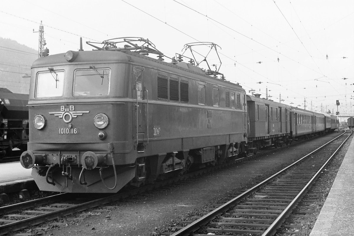 Historisch in Schwarzweiß: ÖBB 1010.16 mit E 643, Jenbach, 06.09.1976