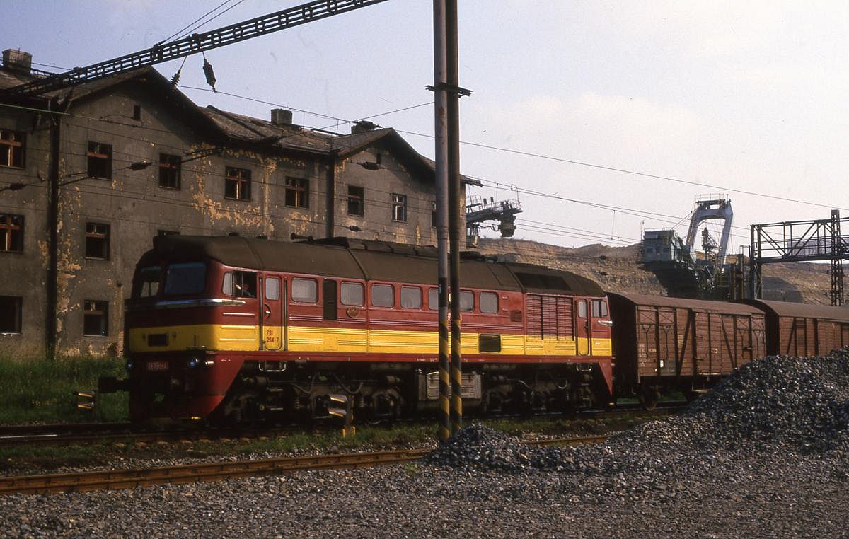 Historische Aufnahme aus Sokolov vom l9.6.1988.T 6791264 passiert in Höhe des Depot den bis an die Bahnstrecke vorgerückten Tagebau. Das Haus an der Bahnstrecke ist bereits geräumt und steht zum Abriss bereit.