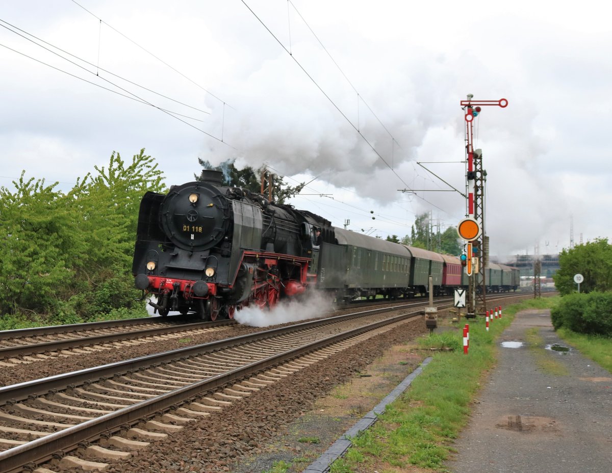 Historische Eisenbahn Frankfurt 01 118 mit einen Sonderzug am 28.04.19 in Hanau Südausfahrt