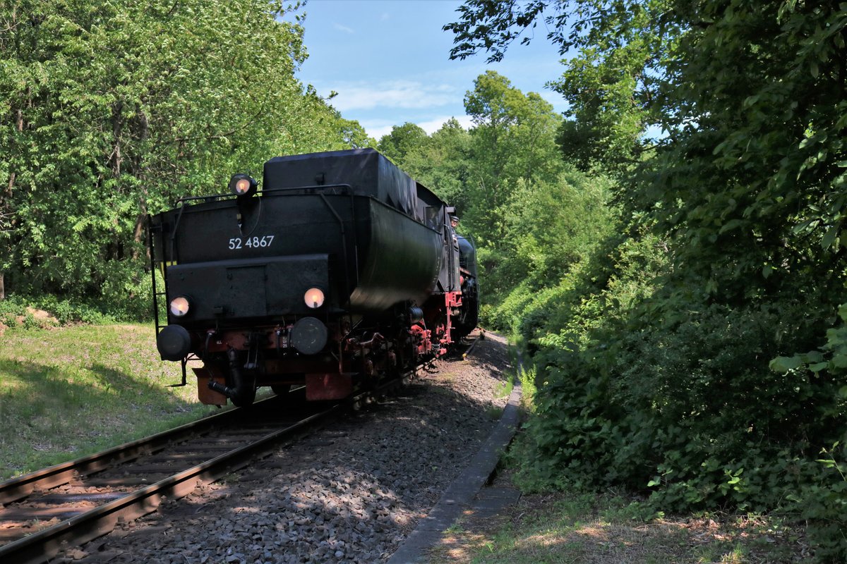 Historische Eisenbahn Frankfurt 52 4867 am 21.05.18 bei Kelkheim im Taunus mit einen Sonderzug