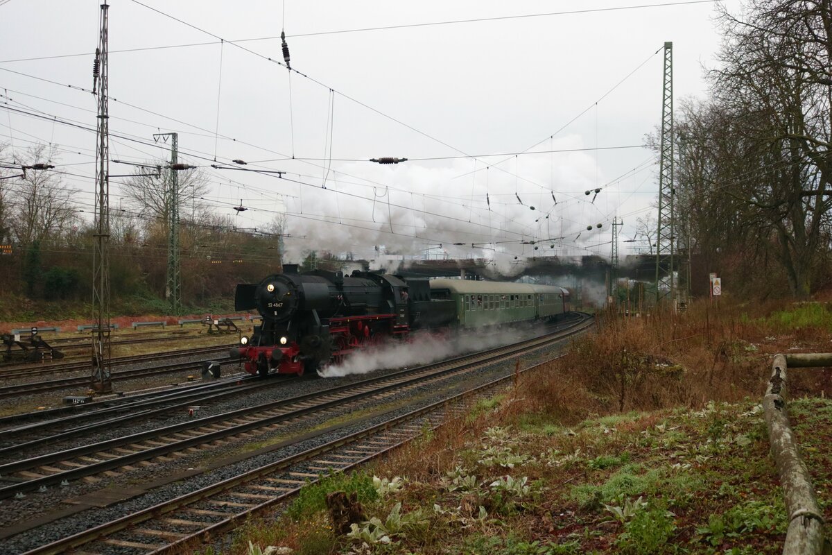 Historische Eisenbahn Frankfurt 52 4867 mit Sonderzug am 02.01.22 in Hanau Hbf 