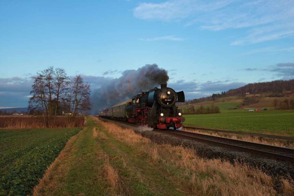 Historische Eisenbahn Frankfurt 52 4867 mit Sonderzug am 02.01.22 bei Glauburg 