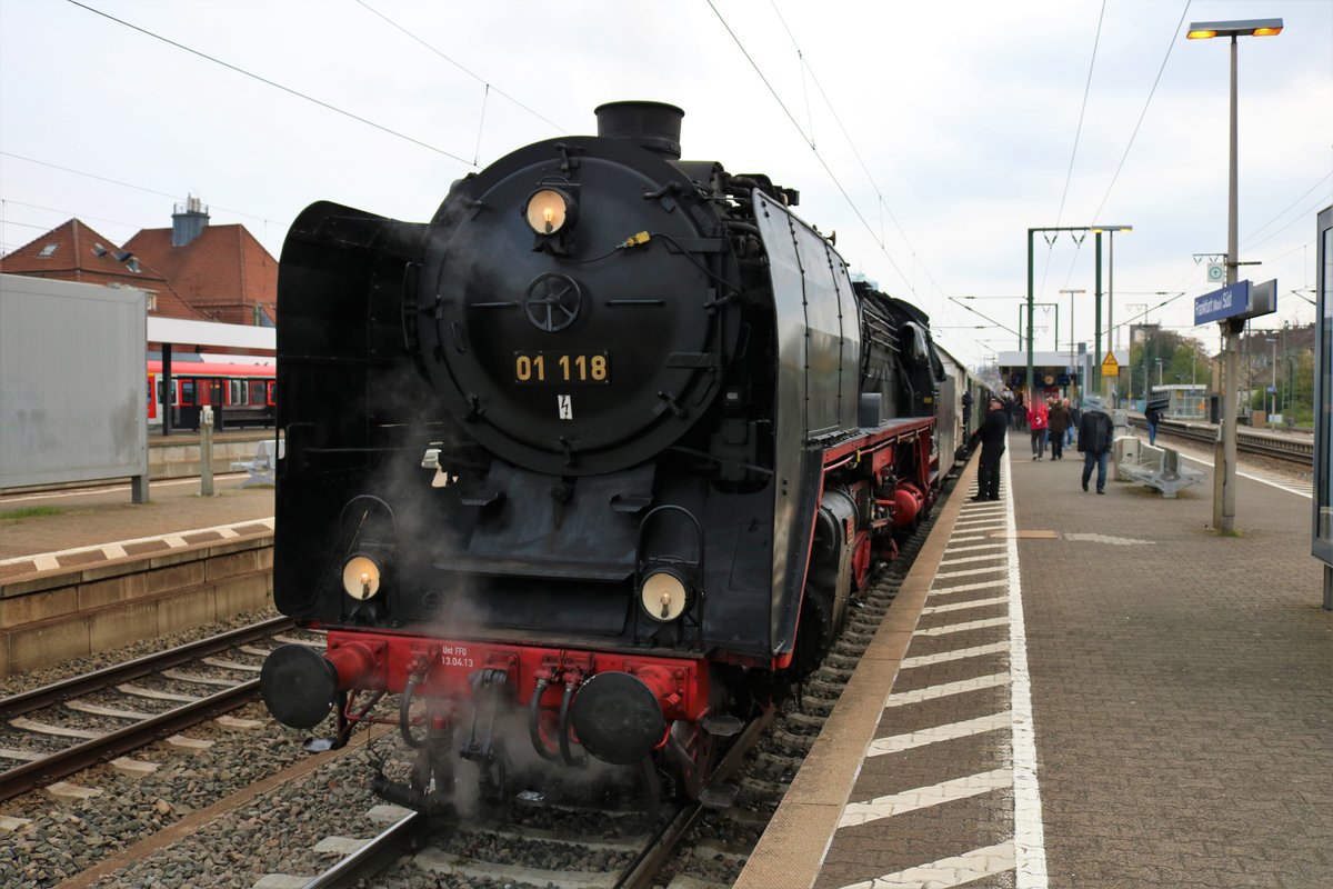 Historische Eisenbahn Frankfurt am Main 01 118 mit einen Sonderzug in Frankfurt am Main Süd Bhf am 13.04.19