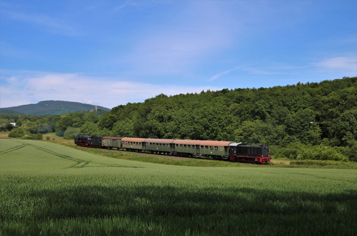 Historische Eisenbahn Frankfurt am Main V36 406 und 01 118 (01 2118-6 DR Nummer) am Ende am 11.06.19 bei Kelkheim im Wald beim Dampf in den Taunus