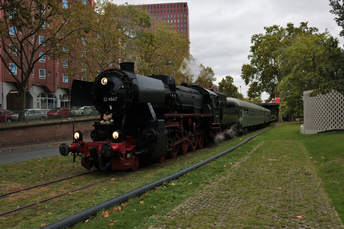 Historische Eisenbahn Frankfurt am Main 52 4867 am 04.10.20 mit einen Sonderzug auf der Hafenbahn Frankfurt am Main beim Teddybärenfahrtag
