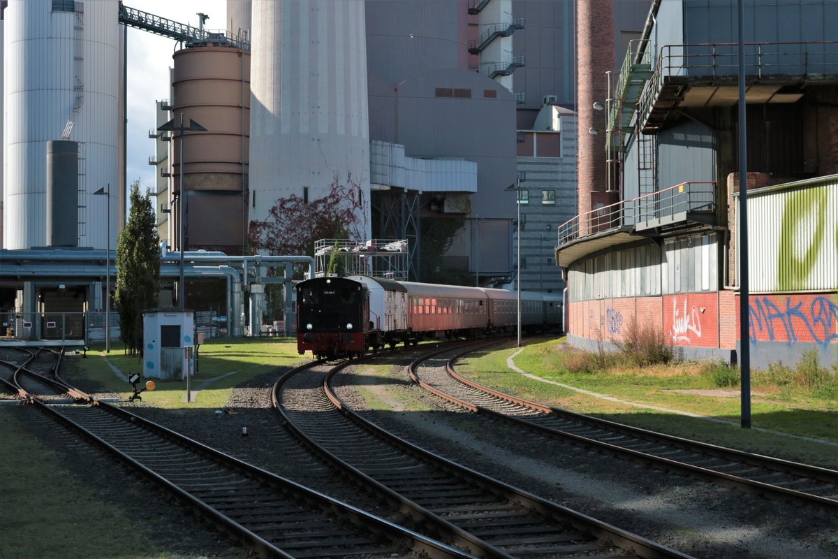 Historische Eisenbahn Frankfurt am Main V36 406-5 am 04.10.20 mit einen Sonderzug auf der Hafenbahn Frankfurt am Main beim Teddybärenfahrtag von einen Gehweg aus fotografiert