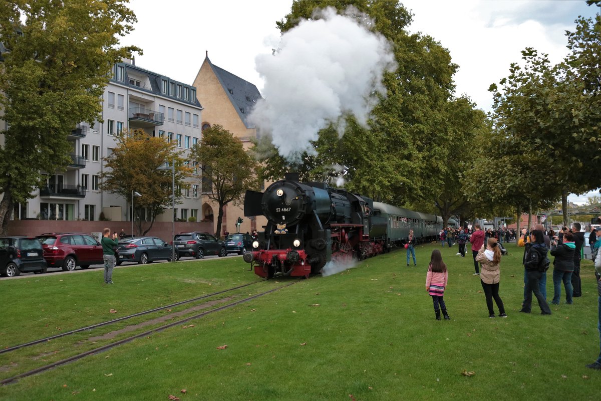 Historische Eisenbahn Frankfurt am Main 52 4867 am 04.10.20 mit einen Sonderzug auf der Hafenbahn Frankfurt am Main beim Teddybärenfahrtag