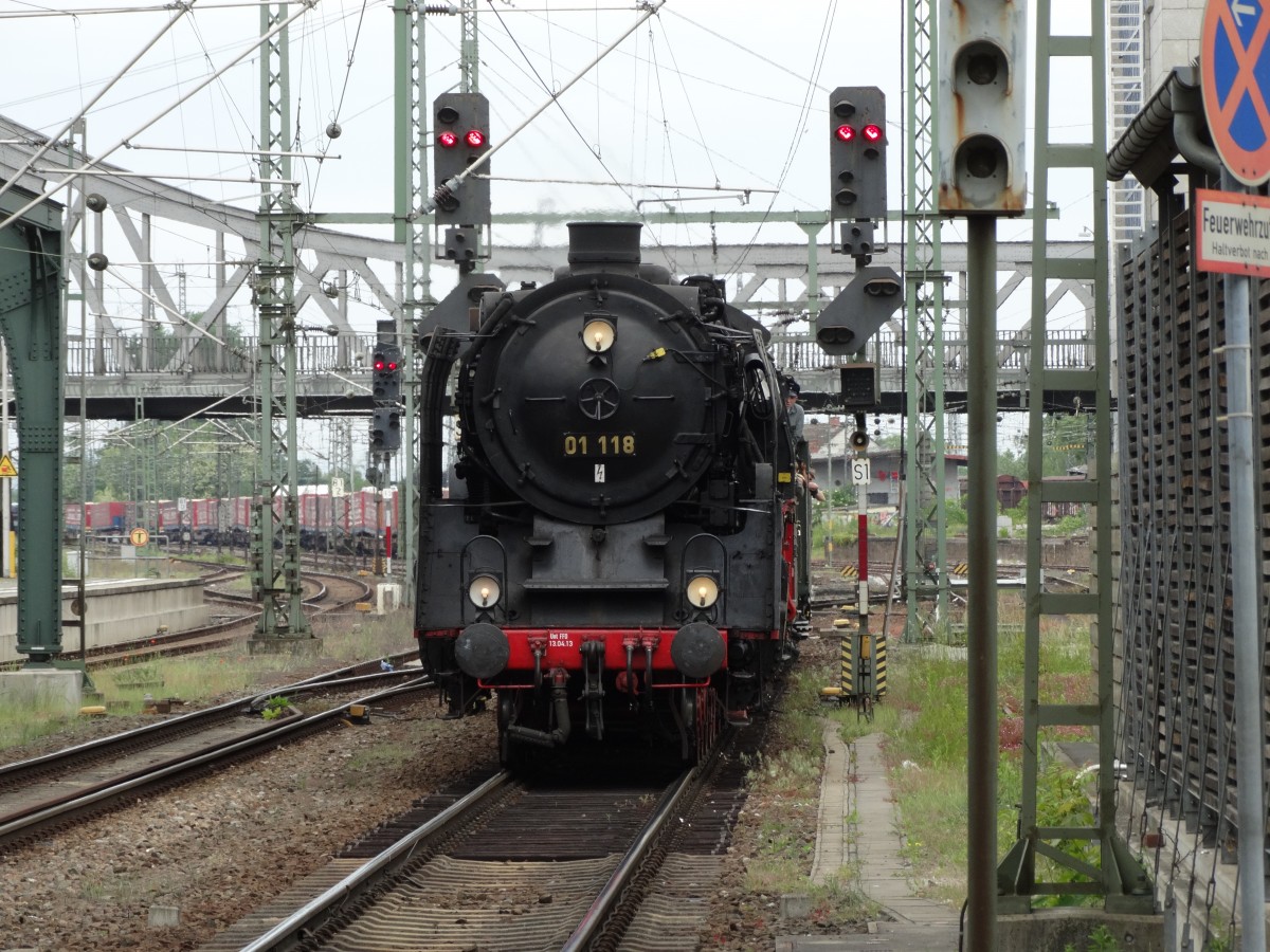 Historische Eisenbahn Frankfurt am Main 01 118 am 16.05.15 mit einen Pendelzug in Darmstadt Hbf 