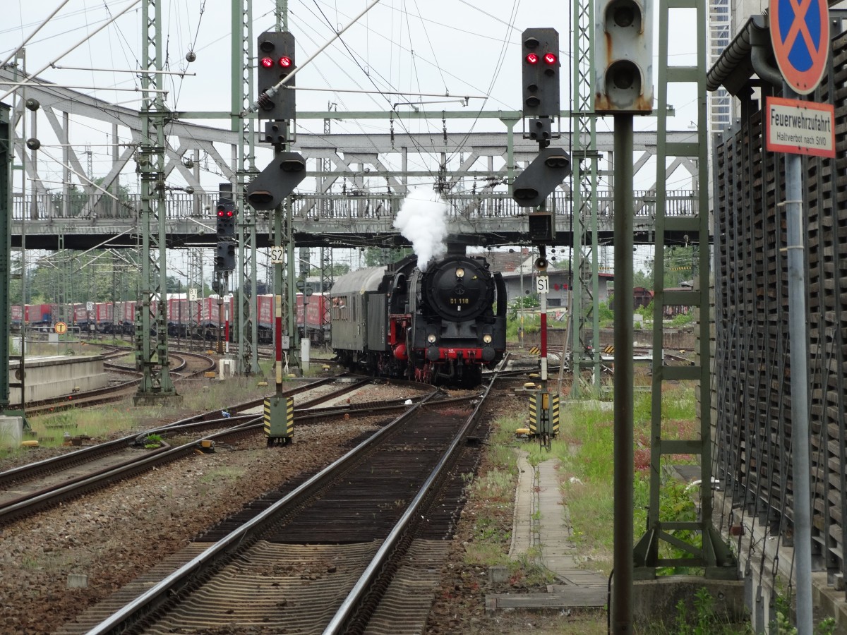 Historische Eisenbahn Frankfurt am Main 01 118 am 16.05.15 mit einen Pendelzug in Darmstadt Hbf