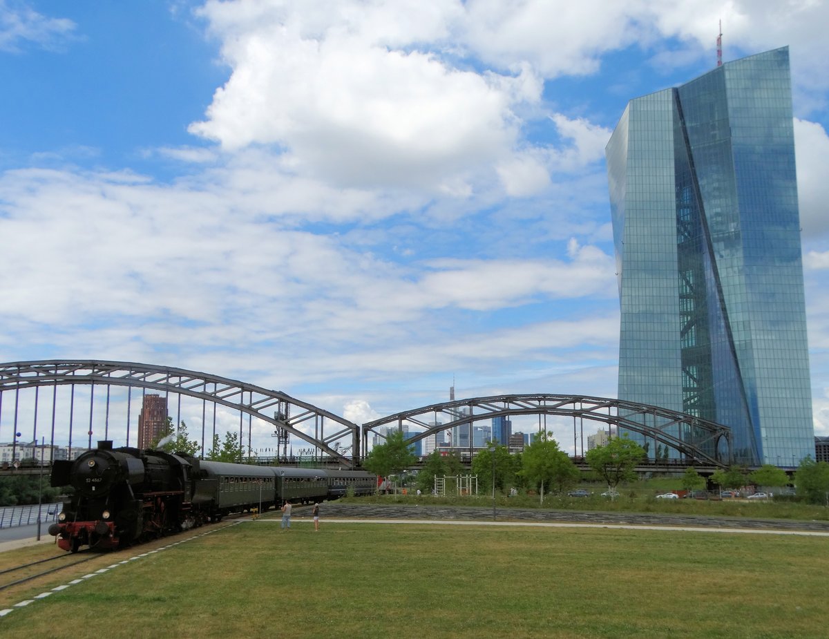 Historische Eisenbahn Frankfurt am Main 52 4867 und der EZB Turm am 17.07.16 beim Osthafen Festival 2016 