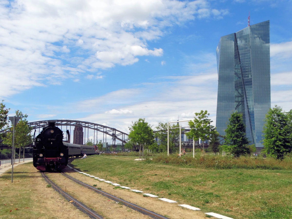 Historische Eisenbahn Frankfurt am Main 52 4867 und der EZB Turm am 17.07.16 beim Osthafen Festival 2016