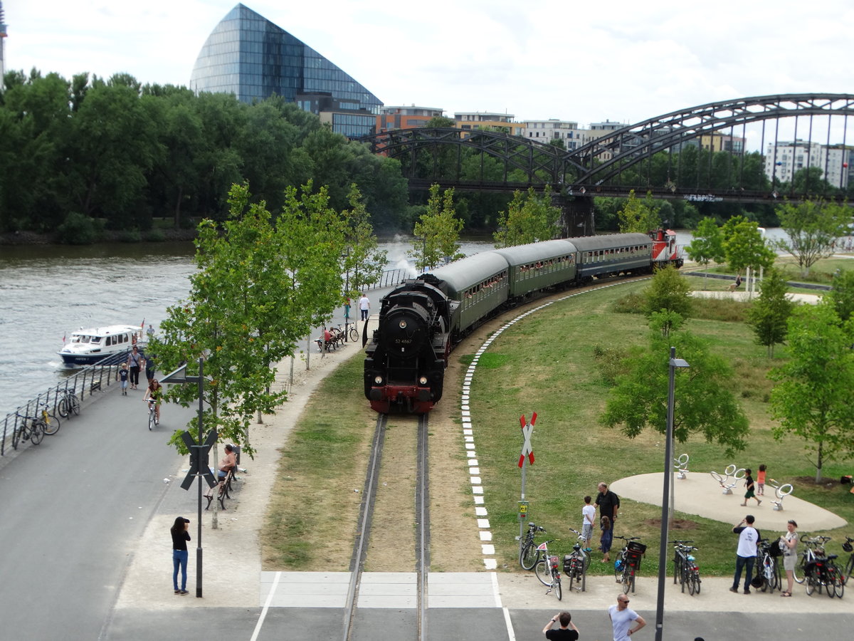 Historische Eisenbahn Frankfurt am Main 52 4867 mit Pendelzug am 17.07.16 beim Osthafen Festival 2016