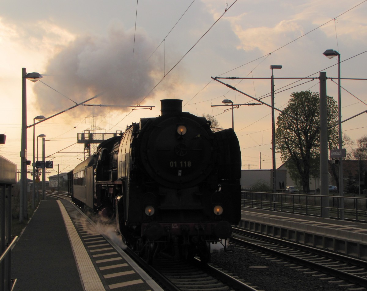 Historische Eisenbahn Frankfurt e.V. 01 118 mit dem DLr 25740 von Frankfurt (M) Ost Ubf nach Dresden-Altstadt, am 16.04.2015 in Erfurt-Vieselbach. Ziel war das 7. Dresdner Dampfloktreffen.