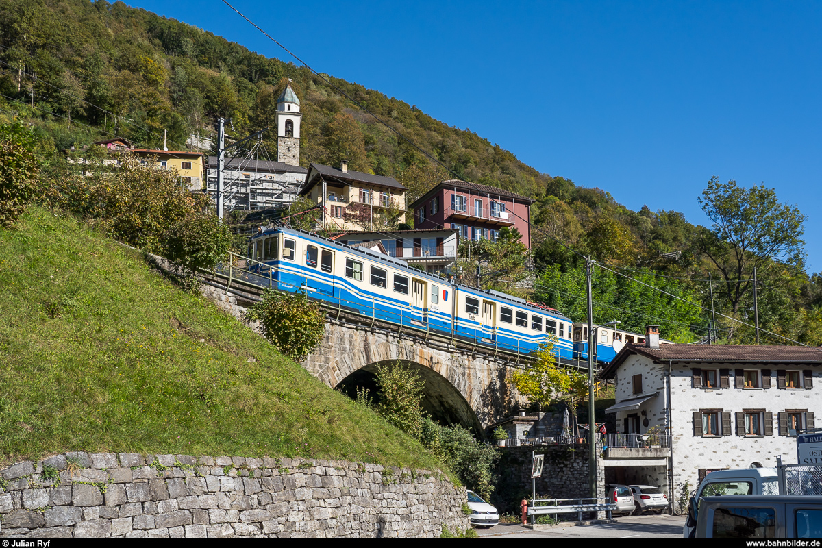 Historische Fahrten auf der Centovallina zwischen Locarno und Camedo mit dem FART ABDe 6/6 31 und zwei AB-Wagen am 11. Oktober 2020. Hier in Corcapolo.