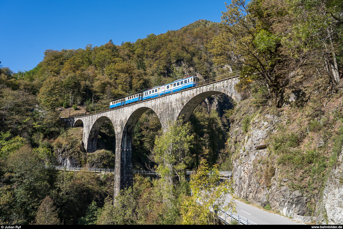 Historische Fahrten auf der Centovallina zwischen Locarno und Camedo mit dem FART ABDe 6/6 31 und zwei AB-Wagen am 11. Oktober 2020. Hier auf der Ponte Valle d'Ingustria zwischen Verdasio und Corcapolo.