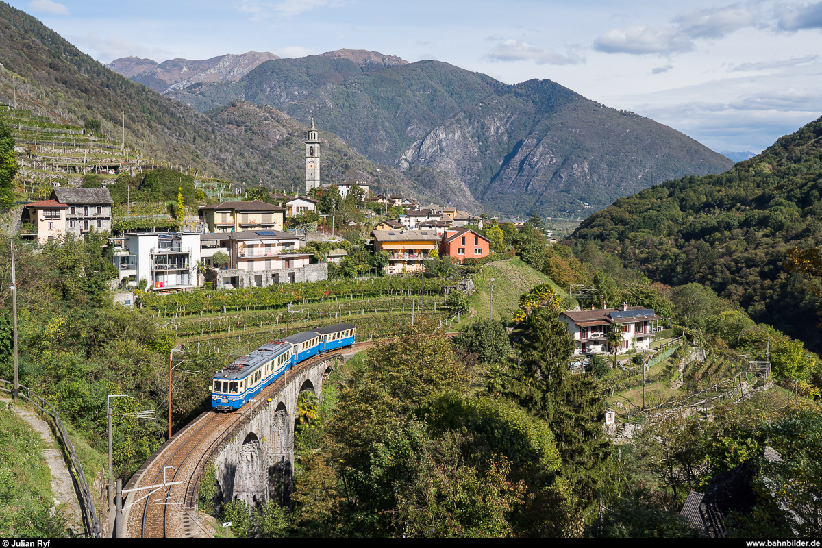 Historische Fahrten auf der Centovallina zwischen Locarno und Camedo mit dem FART ABDe 6/6 31 und zwei AB-Wagen am 11. Oktober 2020. Hier ausgangs Intragna.