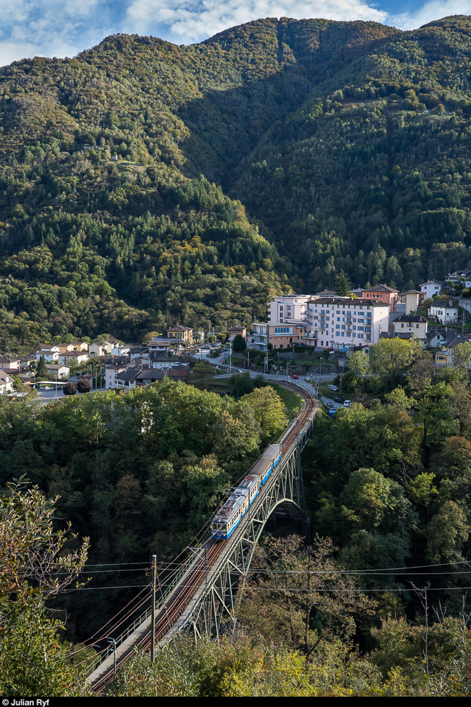 Historische Fahrten auf der Centovallina zwischen Locarno und Camedo mit dem FART ABDe 6/6 31 und zwei AB-Wagen am 11. Oktober 2020. Hier auf der Ponte Isorno bei Intragna.