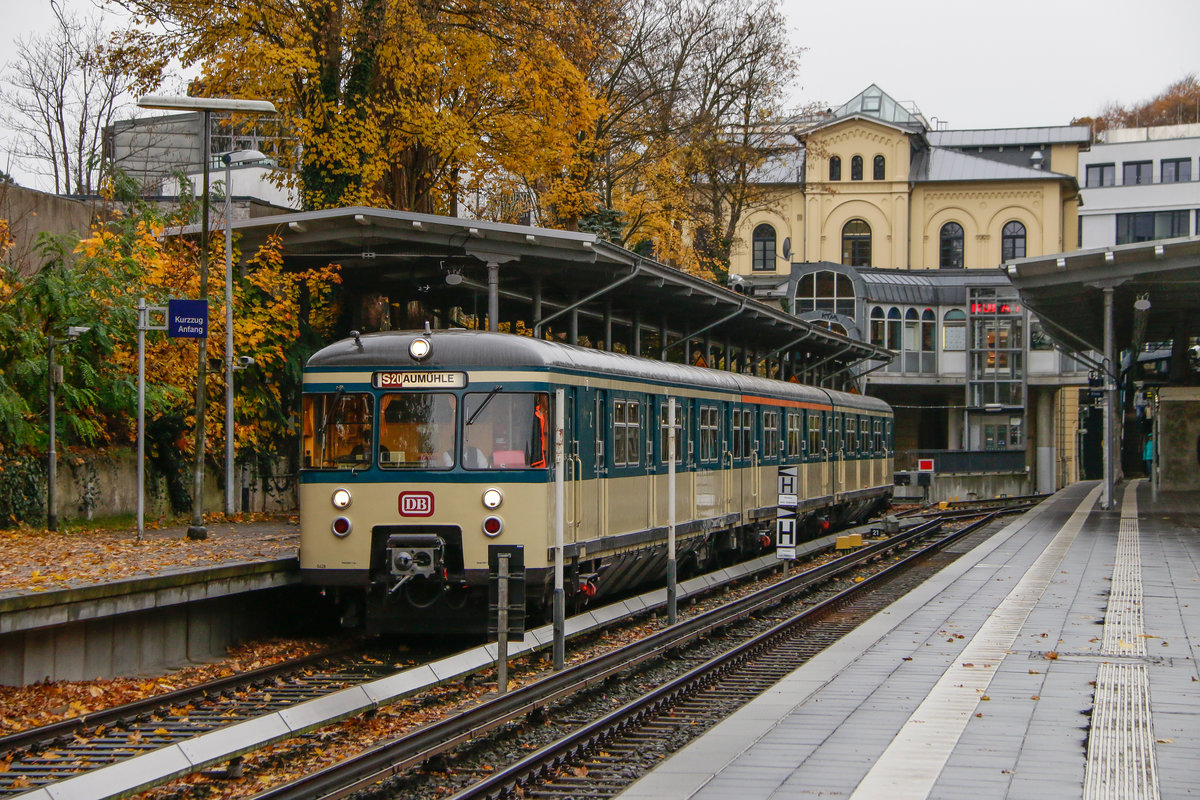 Historische S-Bahn Hamburg 470 128 in Blankenese, am 10.11.2018.
