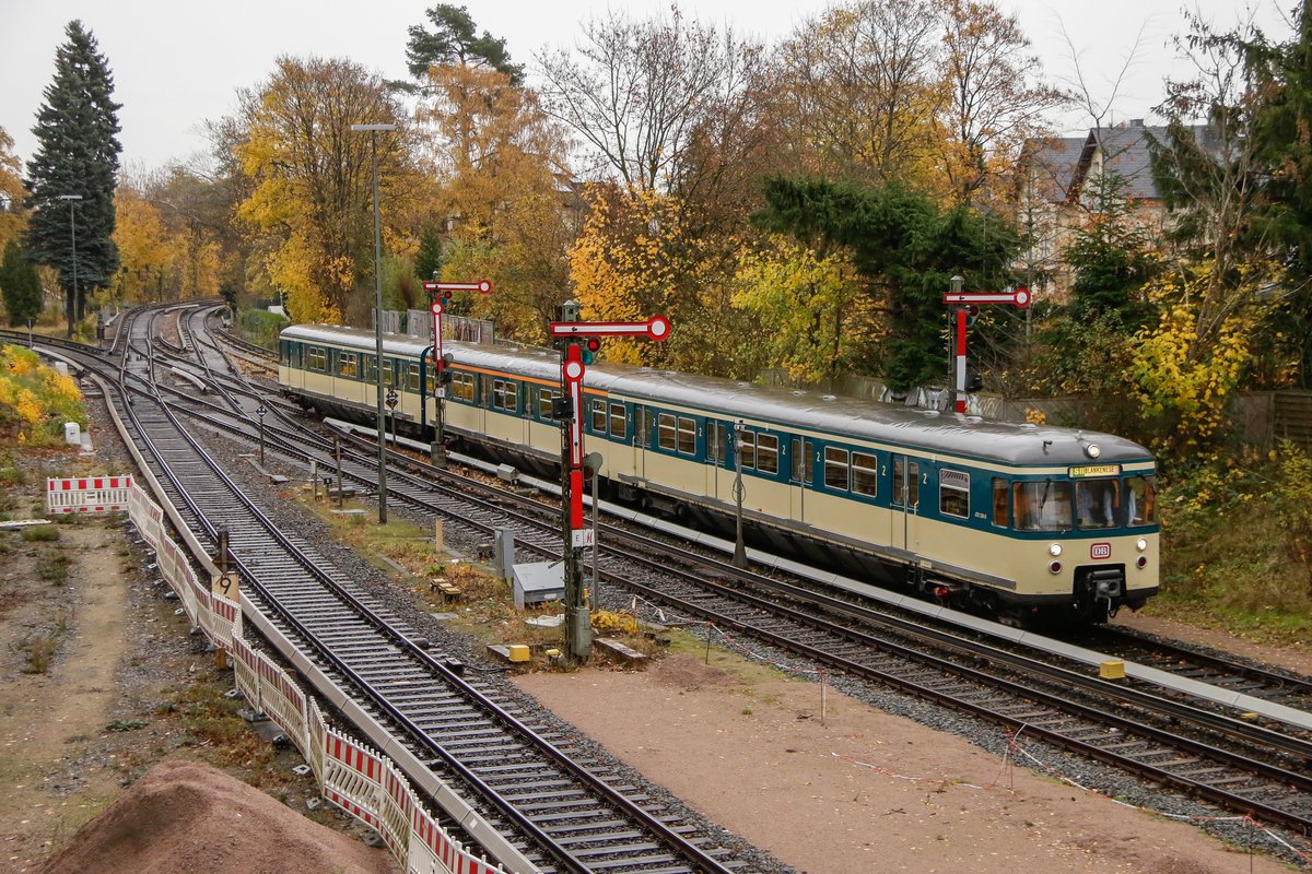 Historische S-Bahn Hamburg 470 128 bei der Einfahrt in Blankenese, am 10.11.2018.