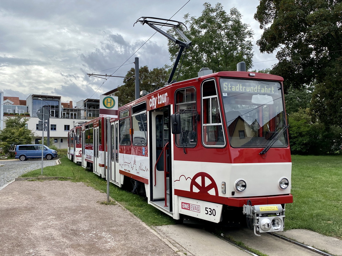 Historische Straßenbahn für Stadtrundfahrten steht am Domplatz am 28. August 2020.