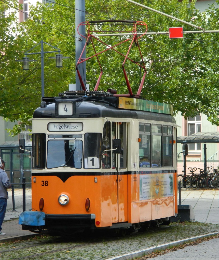 Historische Straßenbahn Naumburg (Saale) - Wagen 38 - Typ  Gotha  Bj. 1960 auf Linie 4 Richtung Vogelwiese am 24.09.2014 in Naumburg (Saale), Endstelle Hauptbahnhof.