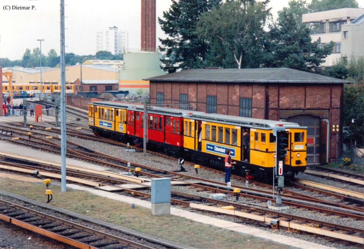 Historische U-Bahn im Bahnhof Berlin Olympiastadion am 09.10.1994. Foto darf mit Genehmigung veröffentlicht werden.