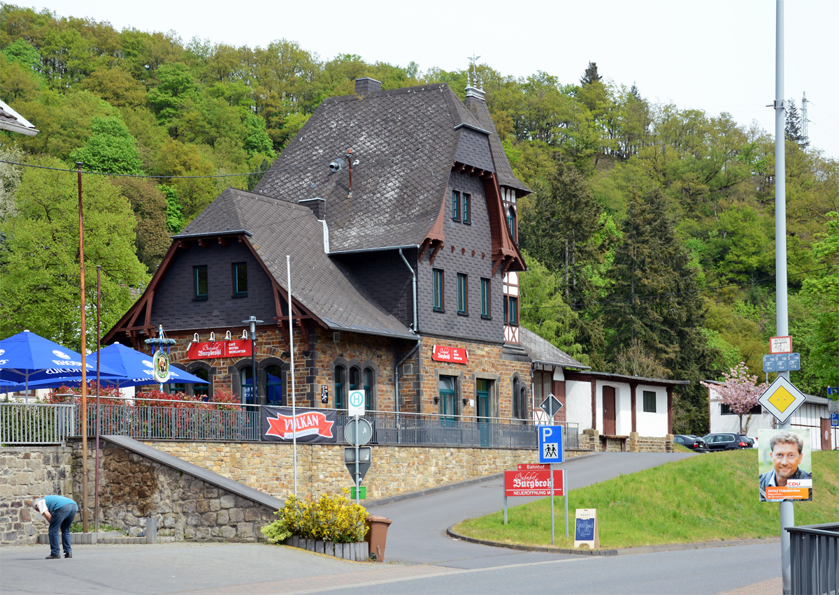 Historischer Bahnhof Burgbrohl (Schmalspur). Haltepunkt für den Vulkanexpress der B.E.G./Brohltalbahn - 02.05.2015