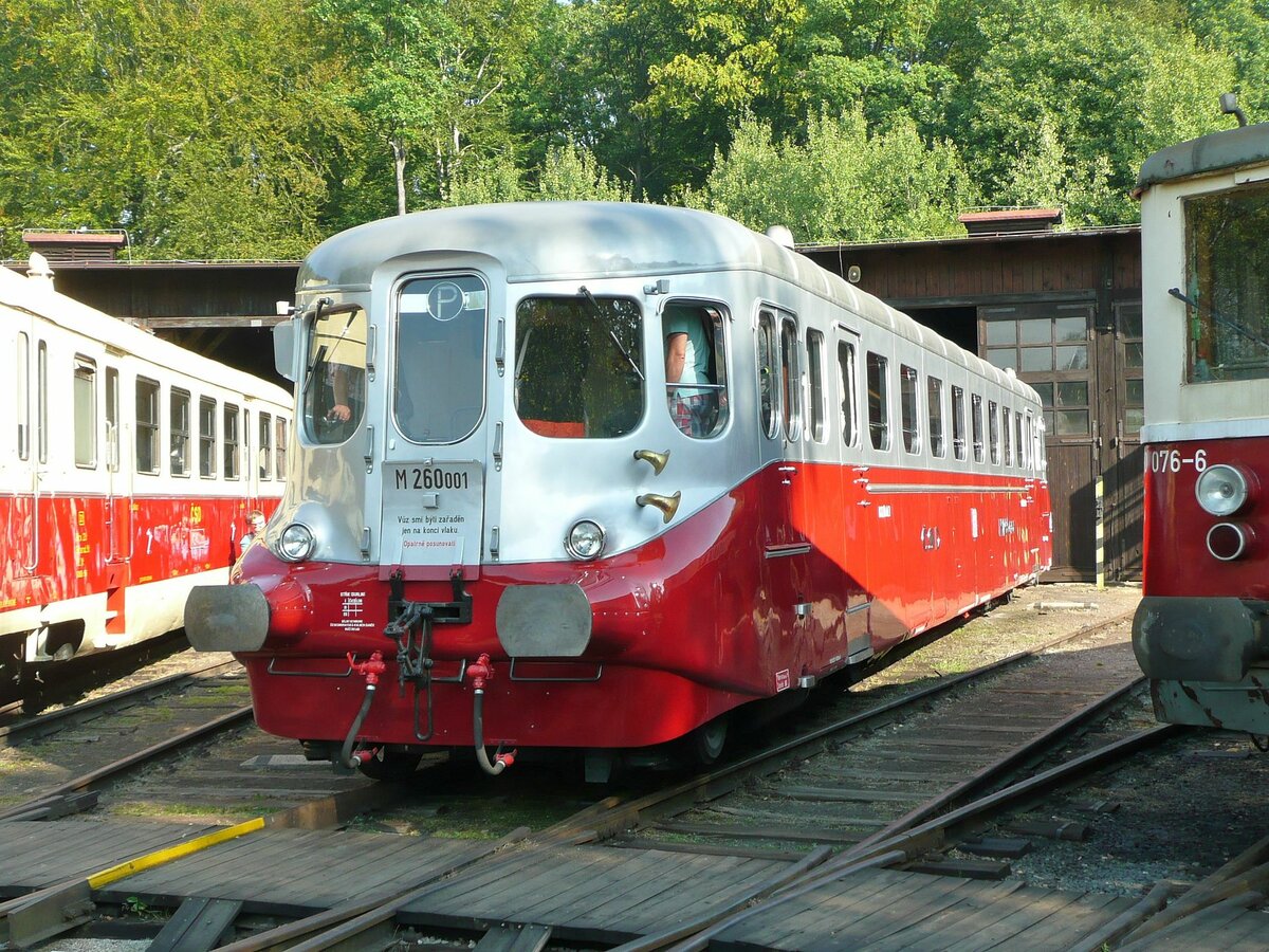 Historischer Museumstriebwagen M 260.001 im Eisenbahnmuseum Lužná u Rakovníka, fotografiert am 10.09.2016